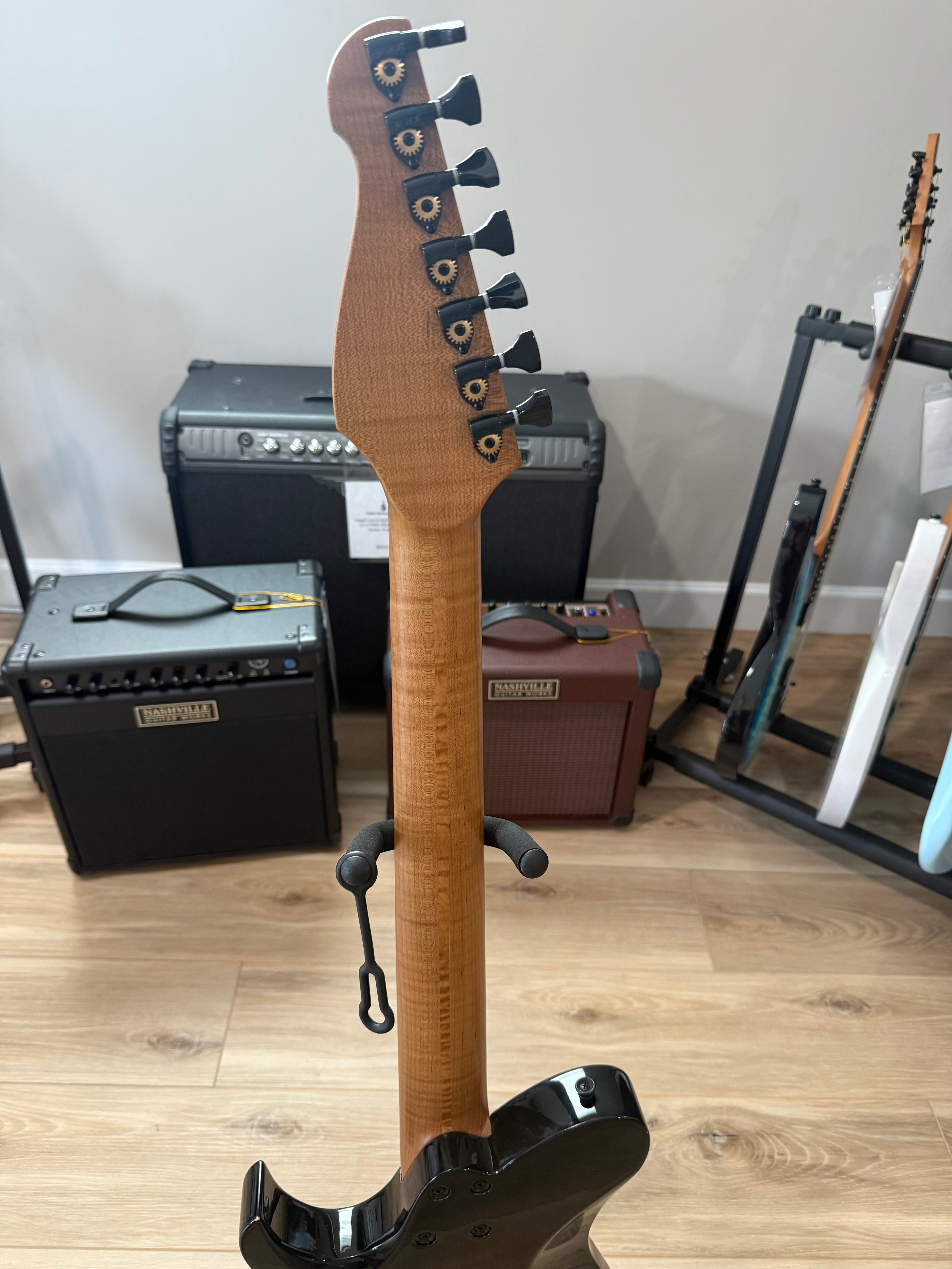 Cerberus Hermes Hodern 2025 in Black Burst, showcasing sleek design and modern aesthetics.