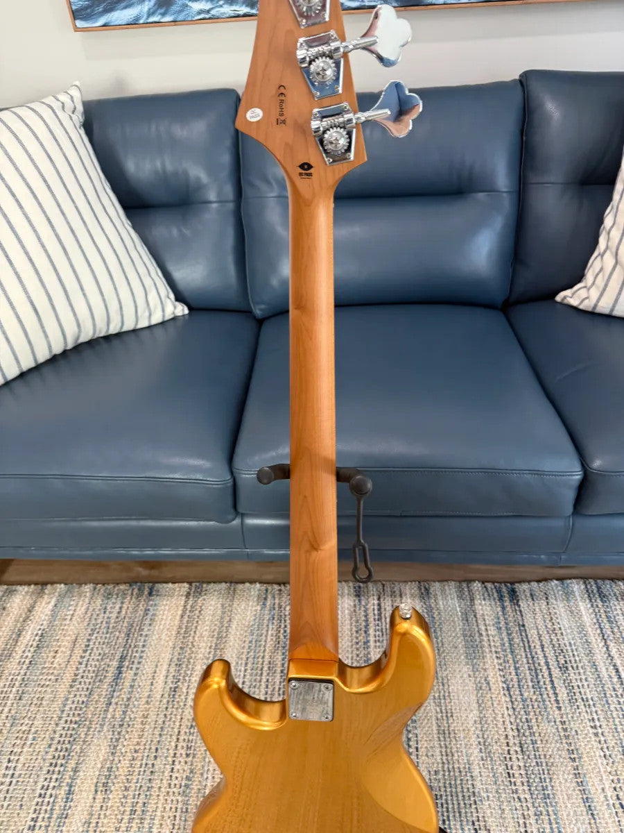 Jet Guitars JJB-300 GD R Bass with a glossy gold finish and sleek design, highlighting its body and neck details.