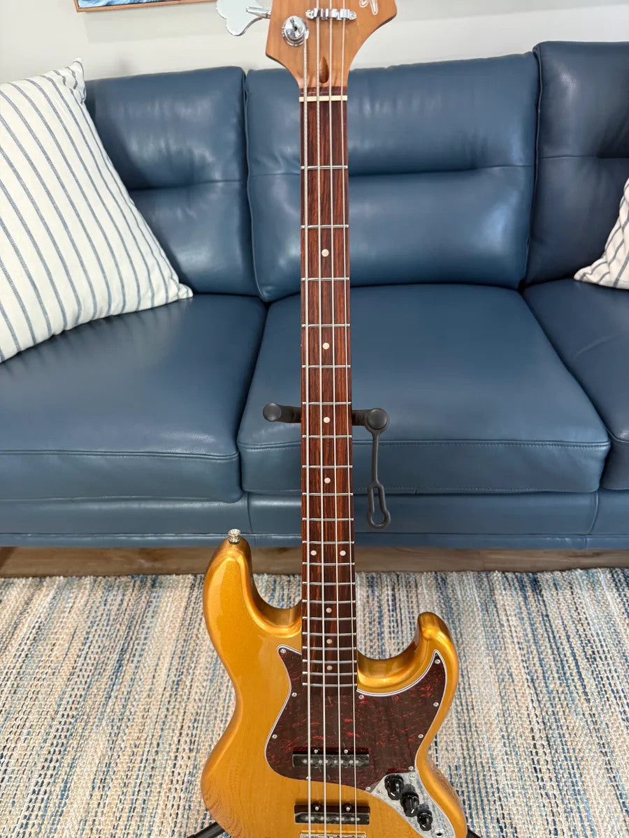 Jet Guitars JJB-300 GD R Bass featuring a sleek gold finish and classic design with a double-cutaway body style.