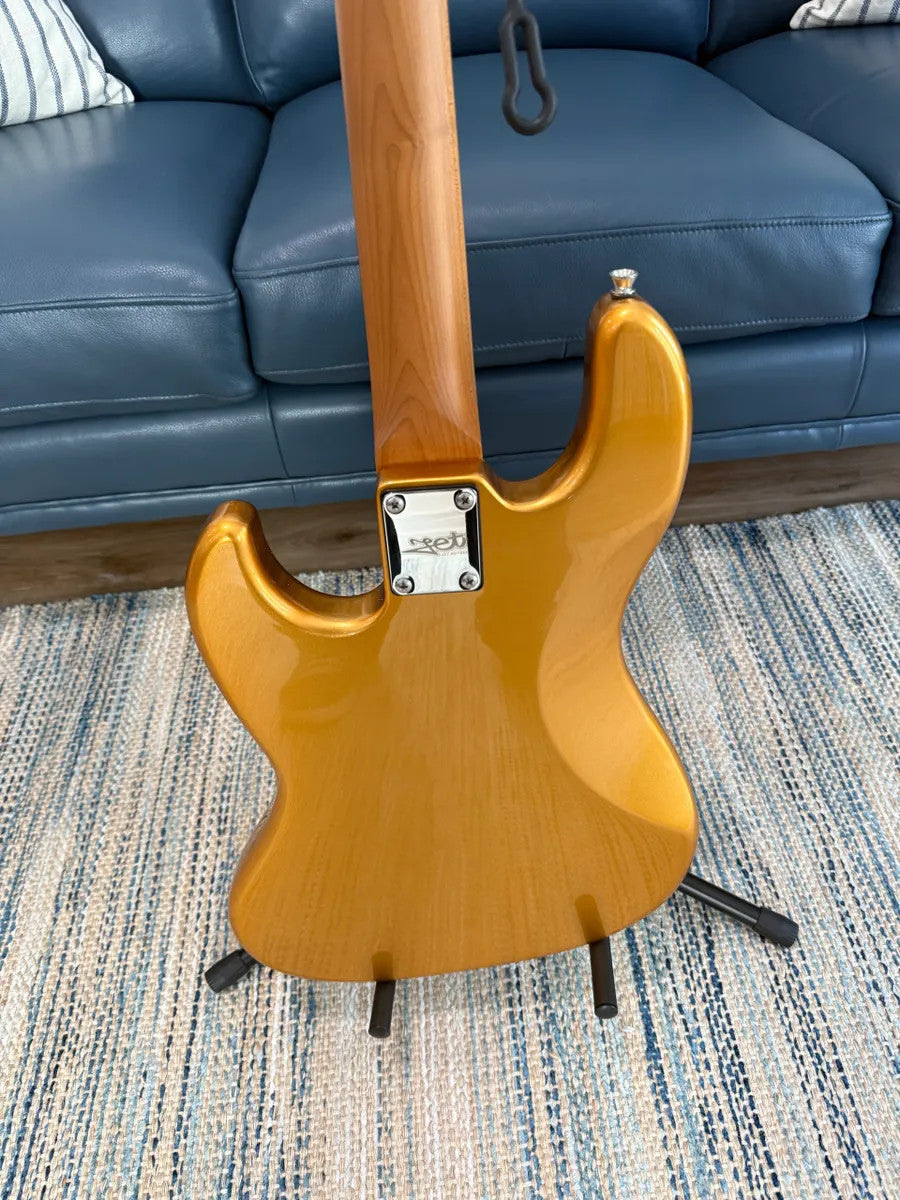 Jet Guitars JJB-300 GD R Bass in gold finish with sleek body and modern design showcased against a neutral background.