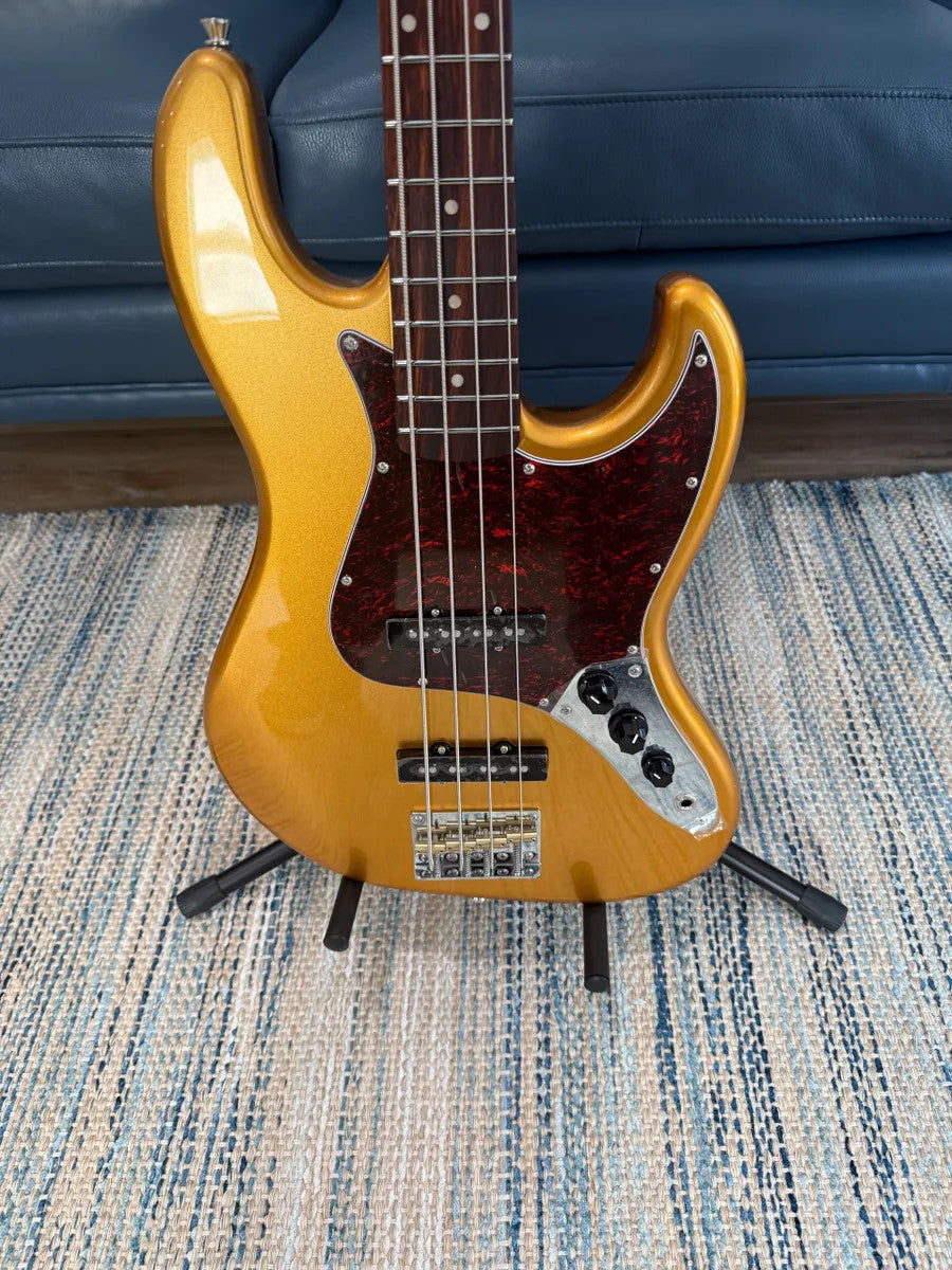 Jet Guitars JJB-300 GD R Bass in gold finish, featuring sleek body design and stylish hardware.