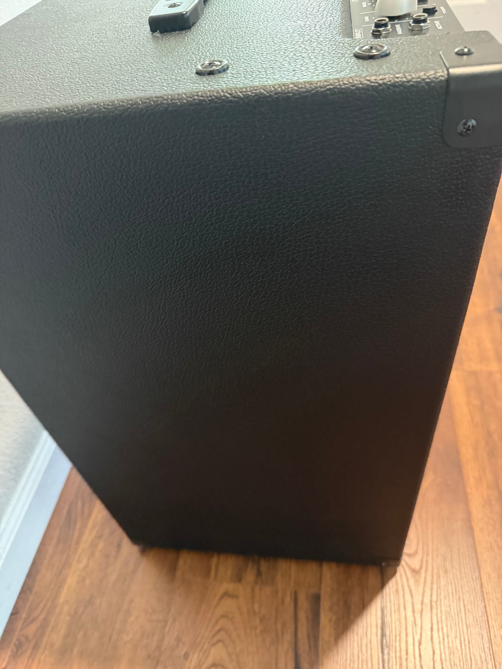 Peavey Max 115 1X15 bass combo amp featuring a sleek design and robust speaker for rich sound quality.