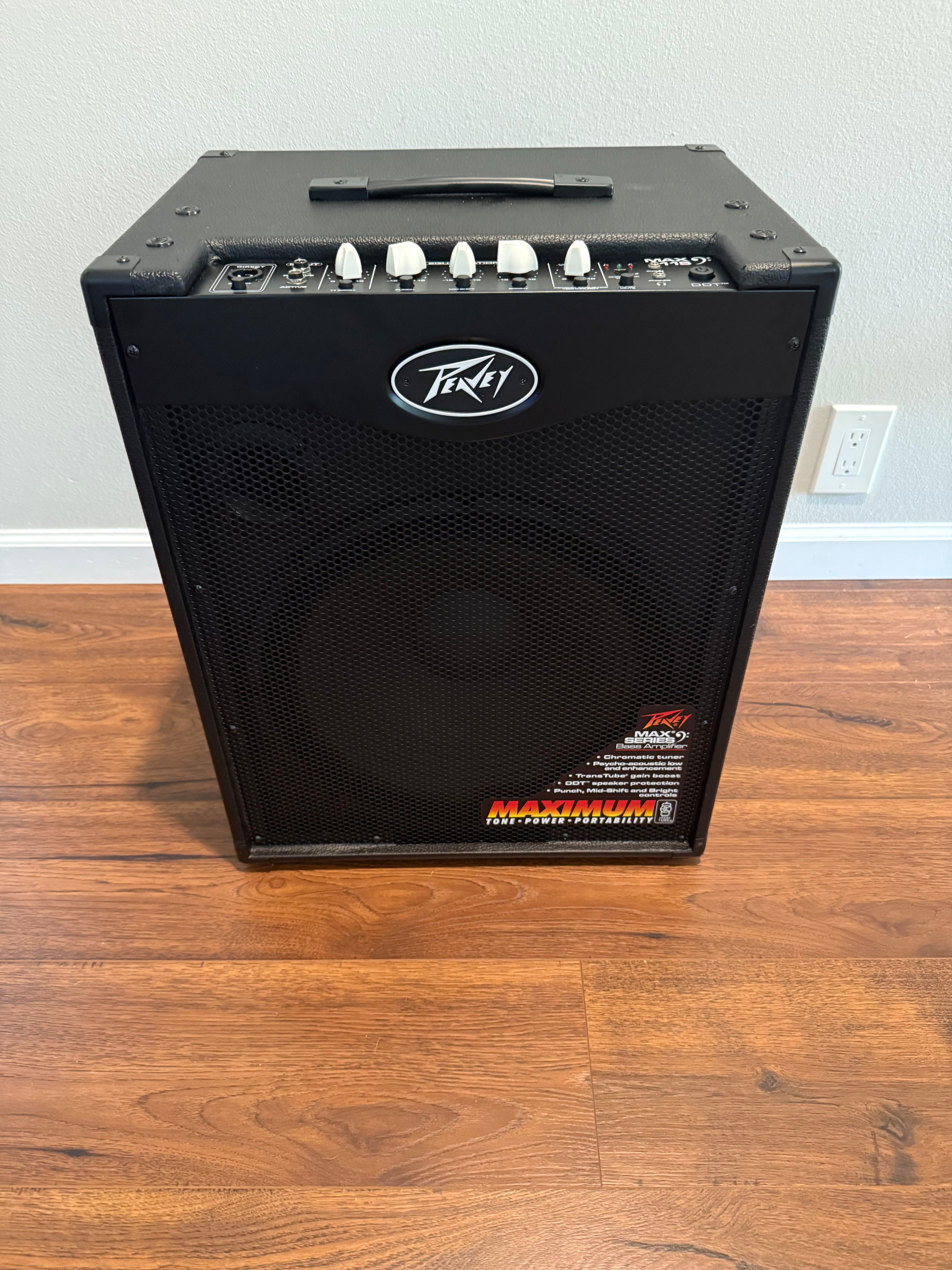 Peavey Max 115 1X15 bass combo amp featuring a sleek design and sturdy construction, ideal for practice and performance.