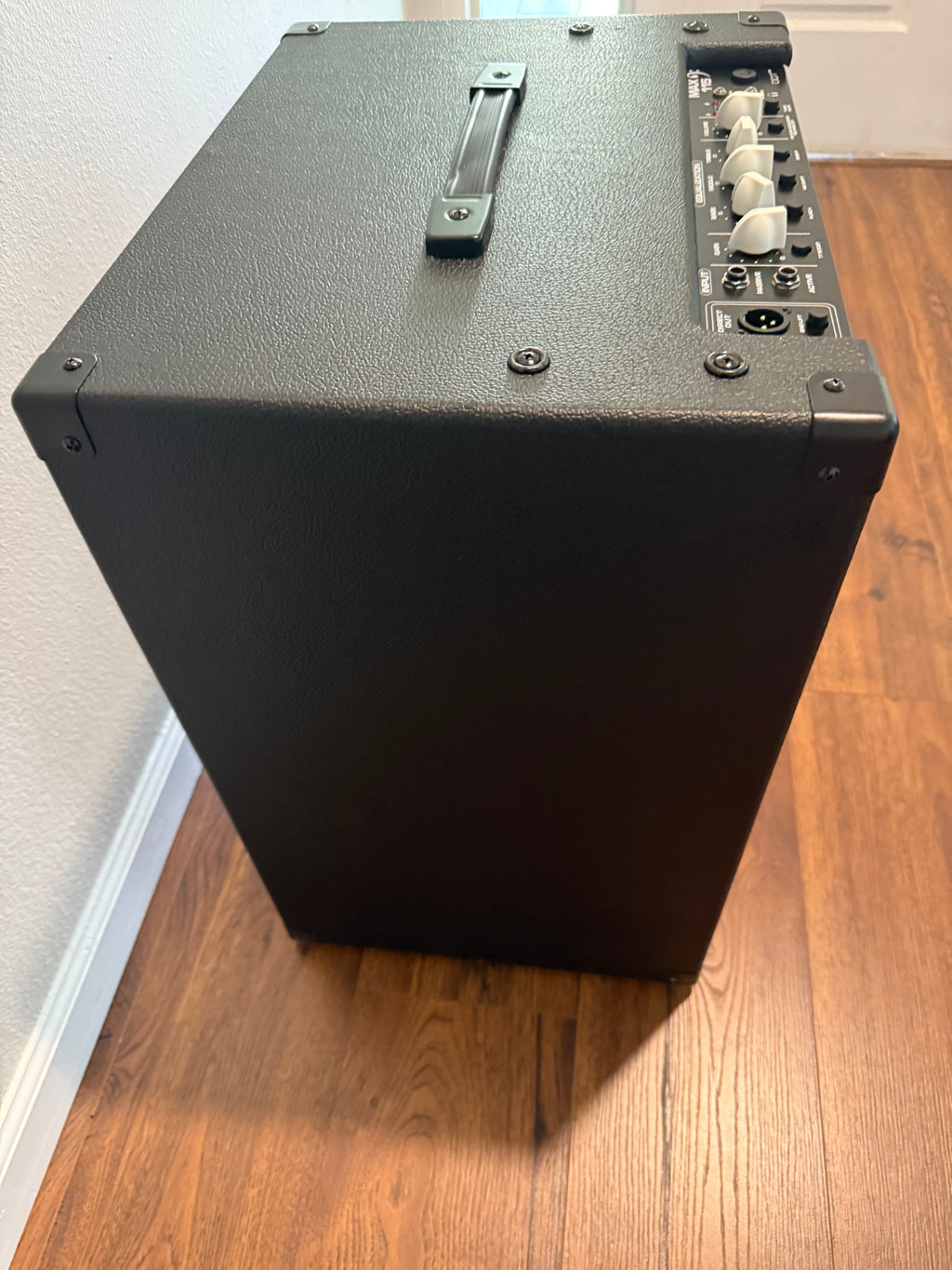 Peavey Max 115 1x15 bass combo amp with a sturdy design and control panel, ideal for vibrant sound performance.