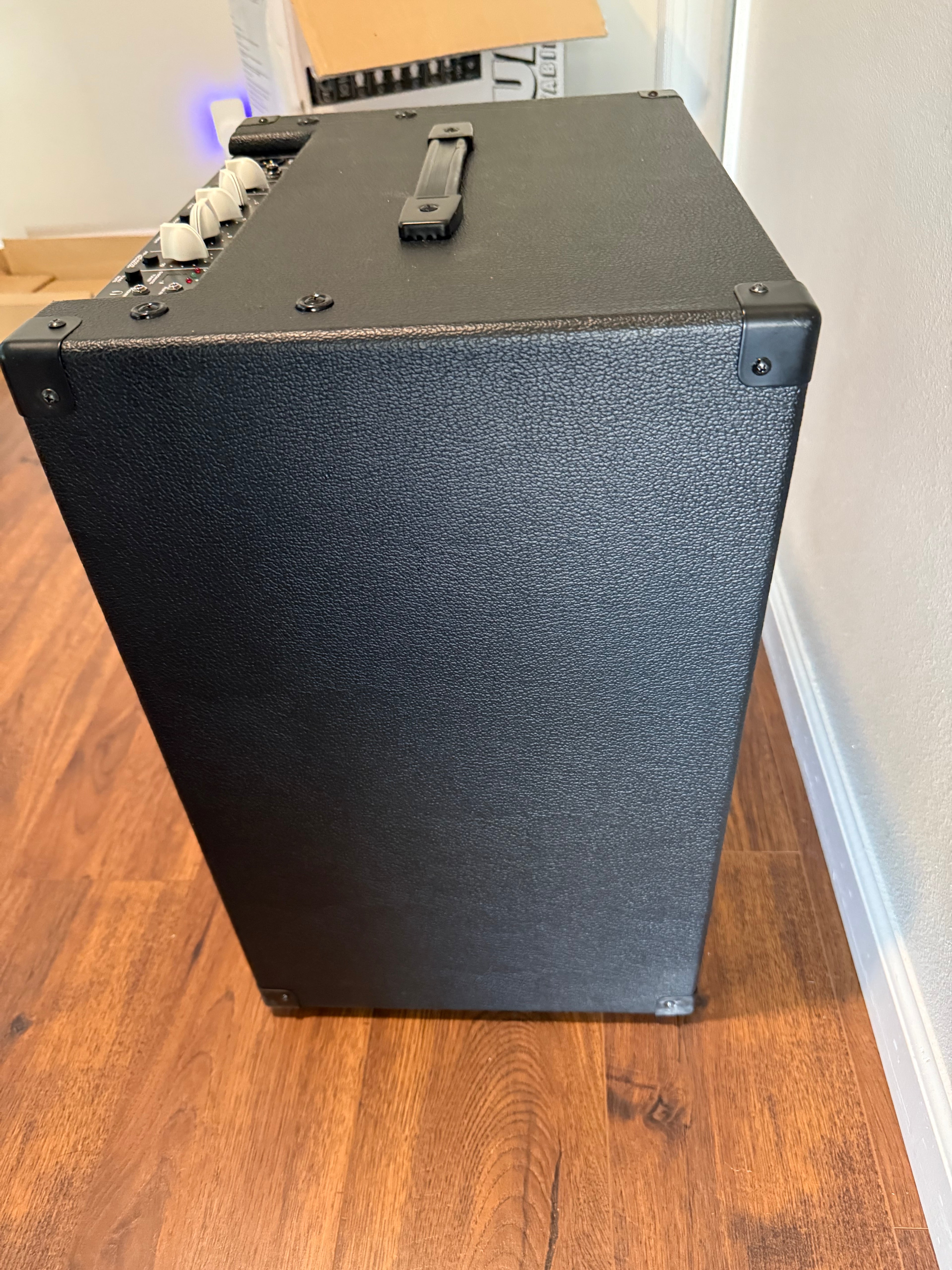 Peavey Max 115 1x15 bass combo amp with a sleek design and robust speaker, ideal for musicians and bass players.