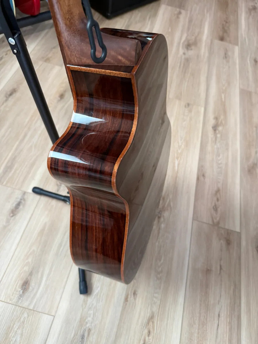 Used Washburn WCG20SCE acoustic electric guitar with a comfortable body shape and natural wood finish.