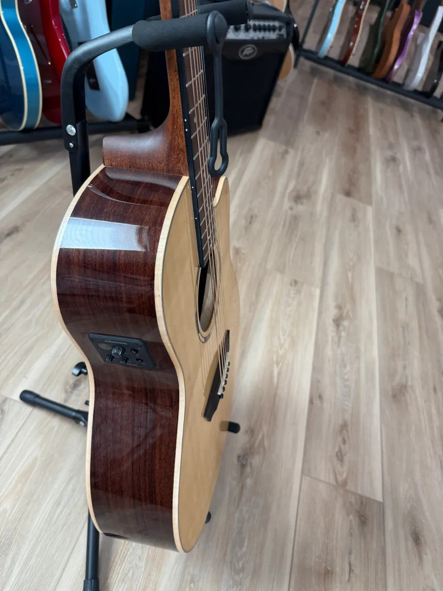 Used Washburn WLO20SCE Woodline acoustic electric guitar with a natural wood finish and classic design.